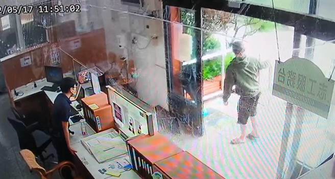 家住大里区的吴姓爸爸发现儿子全身抽搐又发高烧急送医，却塞在车阵中动弹不得，所幸雾峰警分局成功派出所就在路旁，吴男立即衝入派出所内向警方求助。（民眾提供／卢金足台中传真） 