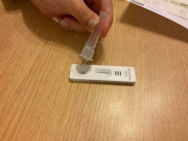 医师陈敬伦表示，如果出现3种状况，如自己不敢戳、检体取得不够及孩子无法乖乖配合，唾液快筛会比鼻咽快筛准，但前提是必须正确操作。（图／翻摄自陈敬伦脸书粉专）