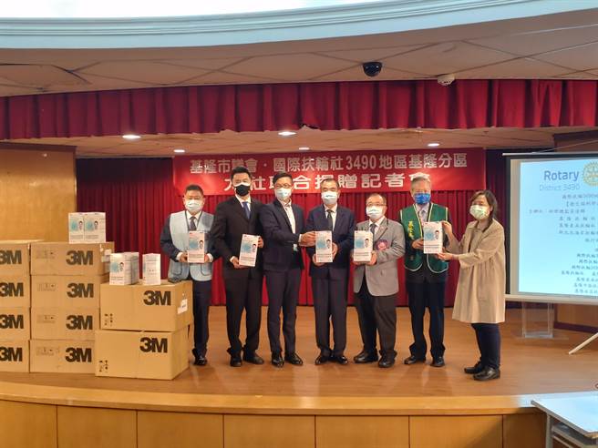 基隆市议会及国际扶轮社捐赠N95口罩给部立基隆医院，以实际行动支持医护。（张志康摄）