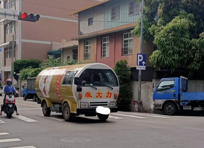 一名网友表示，好久没看到维大力车在路上跑了，真的是小时候的回忆。（翻摄自 爆废公社公开版） 