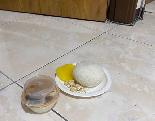 女網友幫室友準備隔離餐，引起眾人討論。（圖／翻攝自爆廢公社）