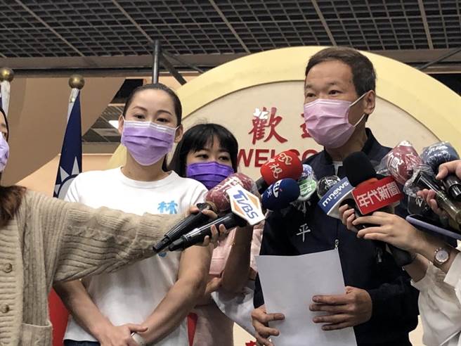 台北市議員鍾小平、北市議員擬參選人林杏兒今召開記者會質疑陳時中公布確診死亡數蓋牌。（楊亞璇攝）