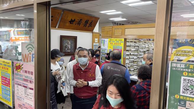 新北市長侯友宜今天上午到基層診所，了解65歲長者快篩陽等同確診的執行情況。（呂健豪攝）