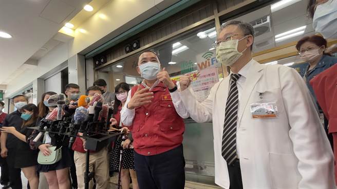 侯友宜也跟診所院長、新北市醫師公會理事長顏鴻順擊肘致意。（呂健豪攝）