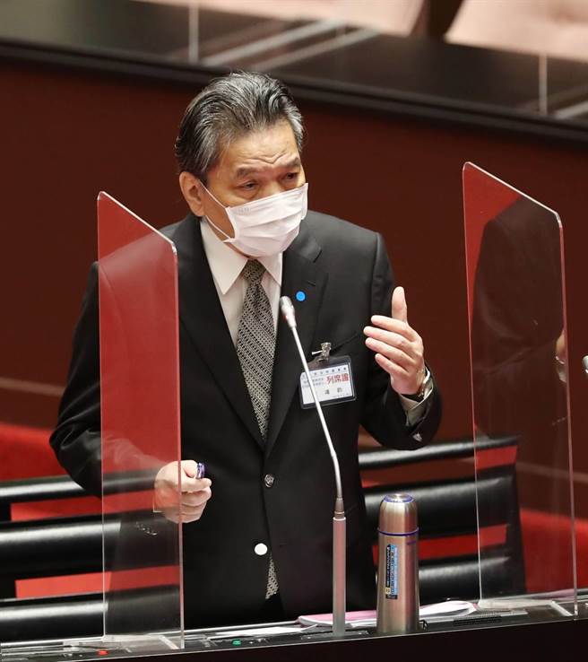 立法院全院委員會18日審查總統提名李鴻鈞為監察院第六屆監察委員並為副院長，咨請同意案。被提名人李鴻鈞上台說明及答詢。（劉宗龍攝）