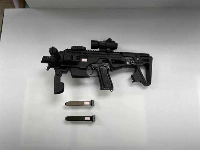 游嫌在改造手槍裝上套件方便裝瞄準器。（翻攝畫面）