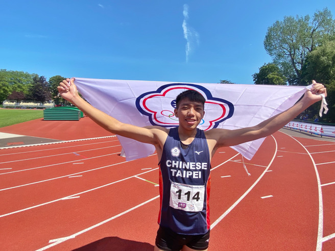 大甲高中林仲威在法国诺曼第世界中学生运动会男子田径400公尺跨栏为中华队夺下金牌。(胡文瑜教练提供)