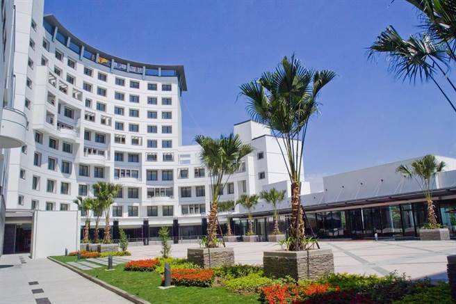 高市府人事处指出，莲潭会馆签约对象是台湾首府大学，2005年10月4日起，签20年长约，目前履约状况正常，没有亏损状况，去年缴回700多万权利金给市库，显示仍有盈余。（柯宗纬翻摄）