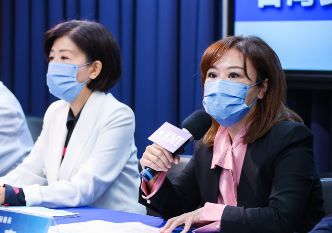 国民党副秘书长李彦秀批评，现在含快筛试剂、新冠用药取得，都陷无政府状态，指挥中心应给予更清楚指引，而非把自己关在指挥中心内当皇帝，放由地方政府在第一线忙乱，为处理PCR患者，放弃更多CPR患者。（罗永铭摄）