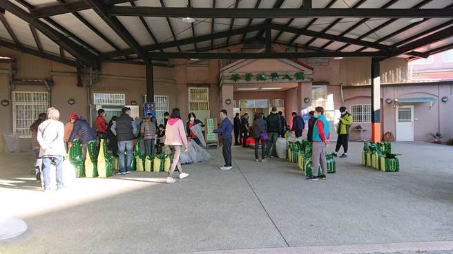 南投县鹿谷乡农会的春茶比赛正如火如荼展开，今年共有4976件参加比赛，由于过去曾发生混入境外茶的案件，今年农会谨慎特别要求参赛者要签切结书。(农会提供／吴建辉南投传真)