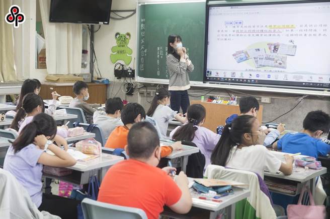 校园停课与復课问题，让家长、老师、学生都很困扰，北市议员吴世正建议，台北市高中以下学校应全面停课採远距教学。（本报资料照片）