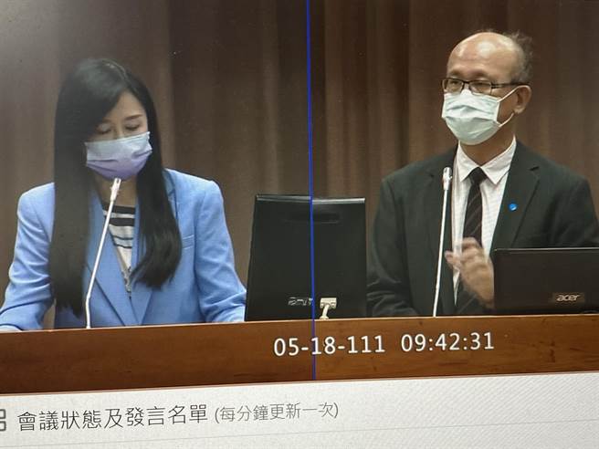 立委萬美玲（左）質詢教育部次長林騰蛟（右）今年國中教育會考考場防疫狀況。（摘自直播畫面）
