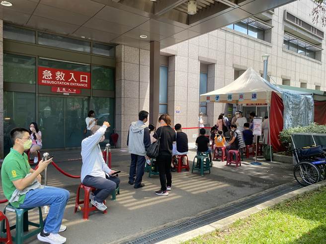 中国附医在急诊室外搭起帐棚，设置亲子得来速，上、下午各开放25号。（冯惠宜摄）