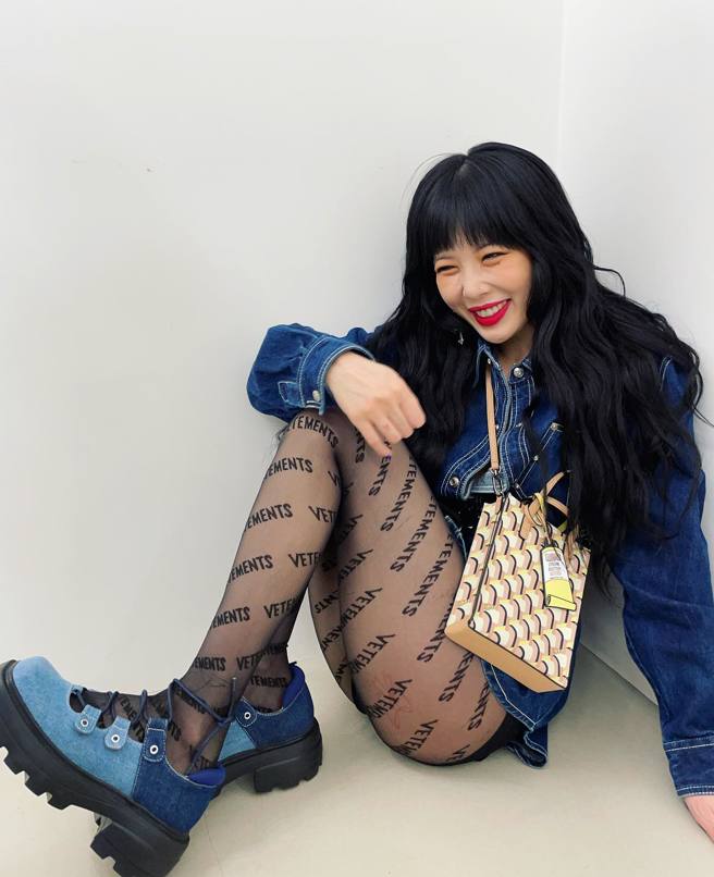 泫雅大长腿用黑丝袜包住，还是无法遮掩住她的火辣艷丽。(图/泫雅 IG)