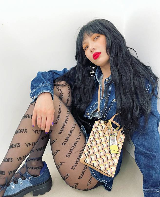 泫雅轻视地看向镜头，有种介于堕女和淑女的感觉。(图/泫雅 IG)