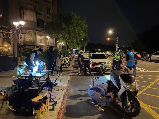 南港分局与环保局执行联合稽查，取缔改装车辆噪音。（翻摄照片／林郁平台北传真）