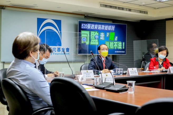 國家政策基金會18日舉行520系列「司監走鐘 護航不法！」記者會。會中針對民眾對於蔡政府在司法、監察相關表現的評價，對蔡總統推動司法改革的信心，以及特定（浩鼎、曲棍球案）個案與疫情相關案件之態度，公布相關民調數字。（粘耿豪攝）