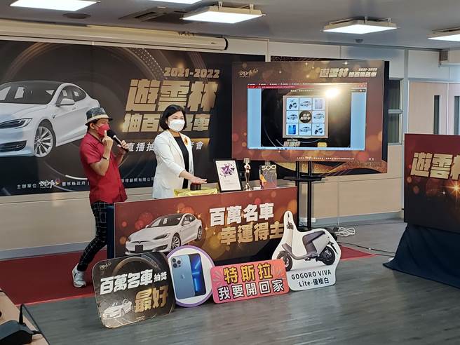 雲林縣長張麗善抽特斯拉大獎，按鈕決定。（周麗蘭攝）