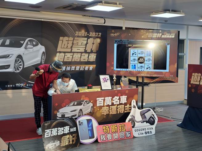 文觀處觀光行銷科長蔣明新代表抽獎，蔣今年榮獲全國模範公務人員獎。（周麗蘭攝）