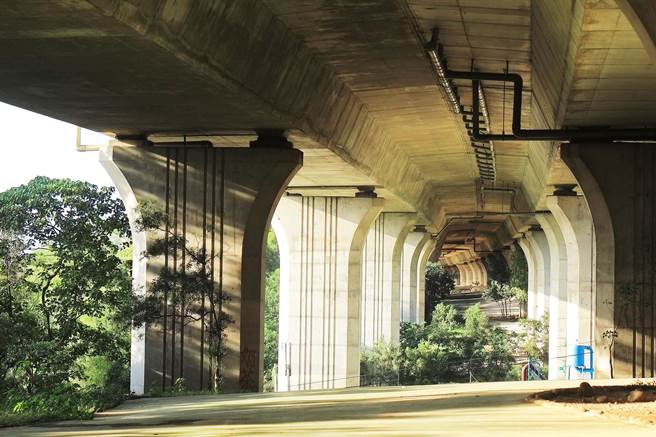 沙鹿休閒景观步道，看似无限绵延的长廊中，彷佛置身异世界秘境。（观光旅游局提供）