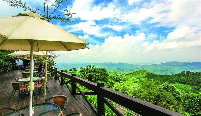 民眾到太平品尝美食后，不妨到酒桶山欣赏大台中的美景。（观光旅游局提供）