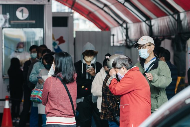 医师黄轩提英国研究表示，确诊后可能会引发长期症候群，症状如注意力不集中、易疲倦、呼吸困难等，导致工作效率下滑，其中又以女性上班族占多数。（图／示意图，记者郭吉铨摄影）