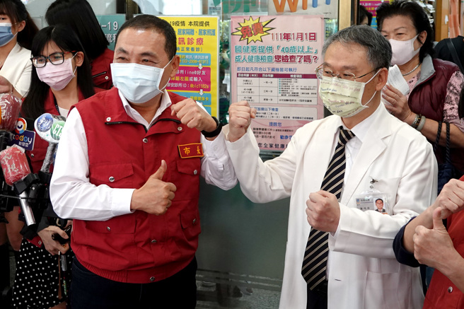 新冠肺炎本土疫情持续严峻，为避免民眾涌入医院拖垮医疗量能，新北市政府在4月下旬即和医师公会合作，由基层诊所协助确诊者的居家照护，并提供确诊者远距视讯诊疗及开药，纾解大型主责医院的压力。新北市长侯友宜（左前）18日前往新庄一间基层诊所慰问第一线医护同仁，并感谢新北市医师公会理事长顏鸿顺（右前）的大力协助。（黄世麒摄）