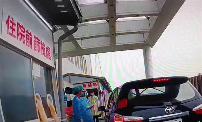 发烧急送医的男童到医院后，护理人员马上进行PCR检测，结果为阳性确诊。（民眾提供／卢金足台中传真）
