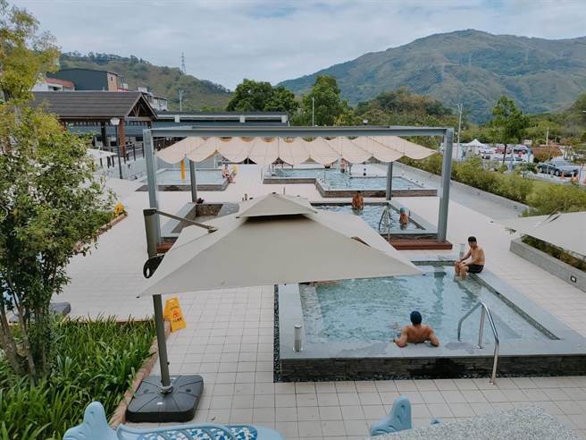 羅浮溫泉湯池內建戶外6個大眾池共可容納120人，於去年11月開幕，吸引不少遊客造訪。（桃園市政府觀旅局提供／陳夢茹桃園傳真）