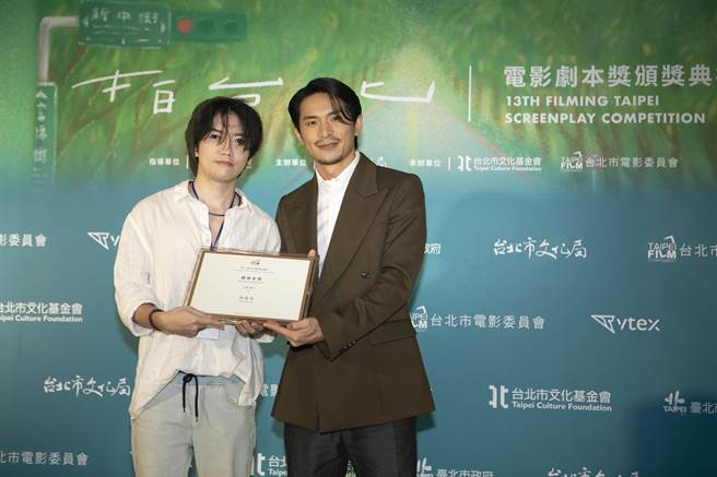 去年第十三届「拍台北」邀请评审姚淳耀（右）颁「银剧本奖」给得主包容任。（台北市电影委员会提供）