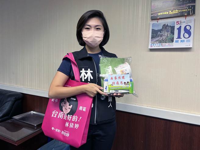 民进党台南市议员提名人林依婷说，代领防疫包是选民服务。（洪荣志摄）