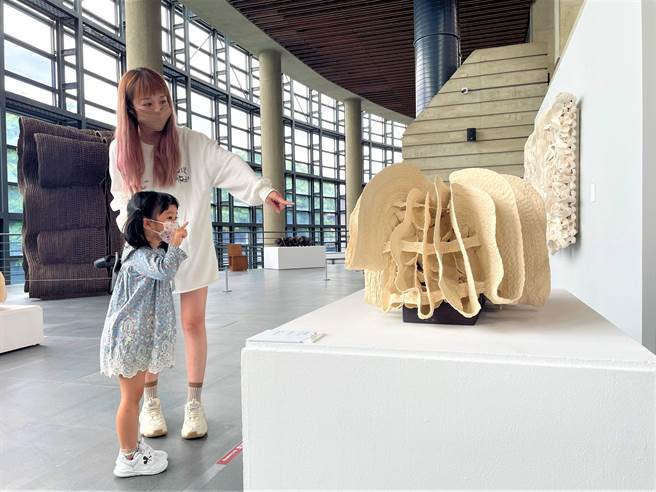 隨行的爸媽為小孩介紹陶藝作品，不但能補充孩子的藝術能量，也能共享親子藝術好時光。(鶯歌陶瓷博物館提供)
