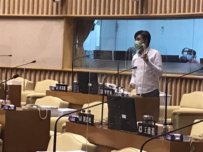 屏东县议员李世斌质疑县府发放防疫包及设置防疫专线的用心度，他当场打了2通24小时防疫专线，结果都没人接通。（谢佳潾摄）