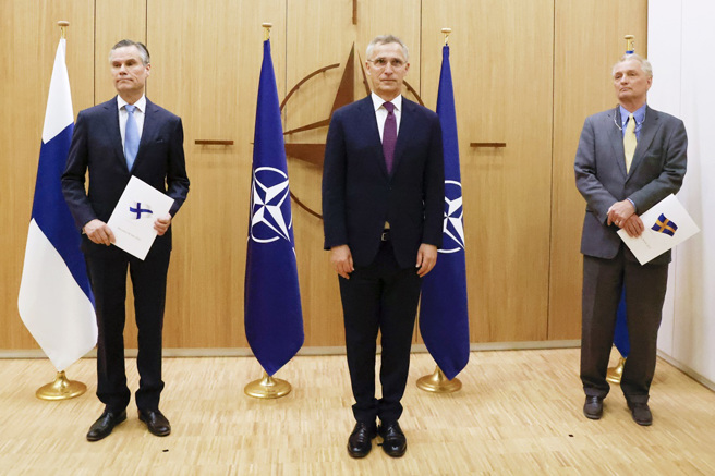 北大西洋公约组织（NATO）秘书长史托腾柏格（Jens Stoltenberg，上图中）18日表示，芬兰及瑞典已经正式申请加入北约。图为芬兰驻北约大使科尔霍寧（Klaus Korhonen，左）、史托腾柏格及瑞典驻北约大使温霍夫（Axel Wernhoff，右）出席入北约申请仪式。（图／美联社）