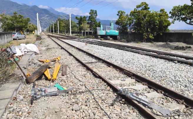  台鐵局維修工程車110年2月在台東縣海端撞死2名、撞傷1名在鐵軌上工作人員，台東地檢署日前偵查終結，將陳姓駕駛、鍾姓指導員及王姓瞭望員依過失致死等罪提起公訴。（圖/ 中央社）