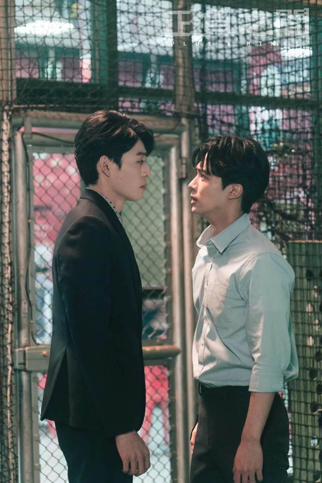 林上豪（左）、石承镐上演街头斗殴戏。（CATCHPLAY提供）