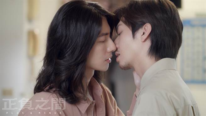 剧中另一组CP郑齐磊（左）、李见腾也爱得浓烈。（CATCHPLAY提供）