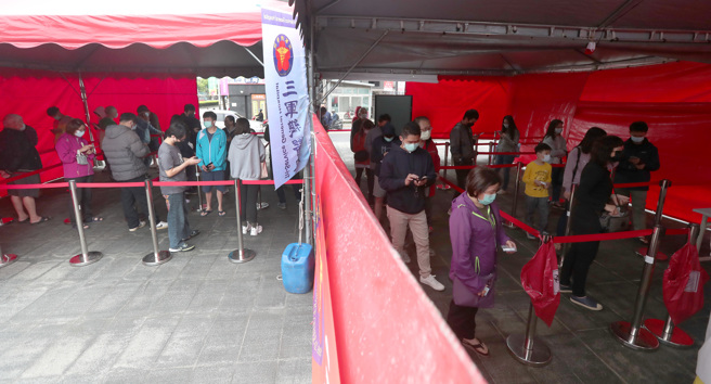 社区筛检站不断涌入民眾要筛检。（郑任南摄）
