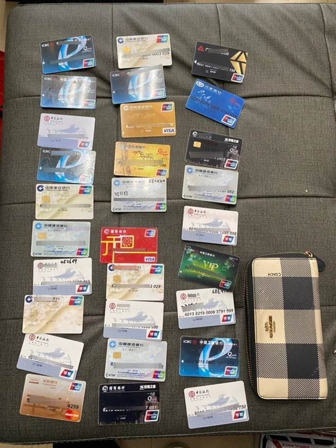 警方查扣到偽卡等赃证物。（翻摄照片／林郁平台北传真）