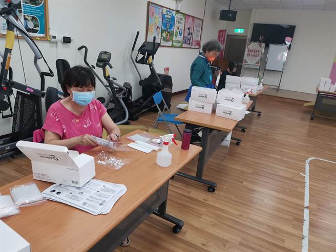 中央配发快筛缺乏效率，还得靠着基层卫生所志工人员协助分装。（谢明俊摄）