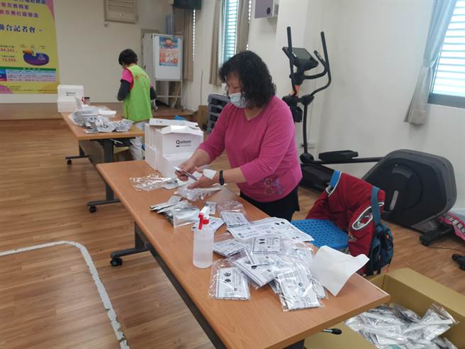 中央配发快筛缺乏效率，还得靠着基层卫生所志工人员协助分装。（谢明俊摄）