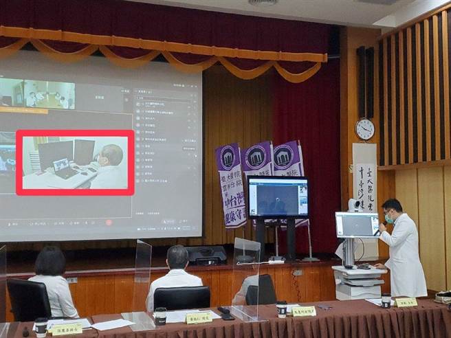 台大云林分院小儿科主治医师洪锡全医师示范与云林基督教医院急诊室医师（红框处）视讯会诊一名小儿确诊者。（周丽兰摄）