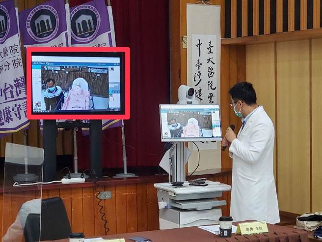 台大云林分院小儿科主治医师洪锡全医师透过远距镜头可任意调整角度观察病人（红框处）的生命徵象。（周丽兰摄）