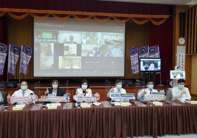 云林县长张丽善（左三）今（18日）到台大云林分院视察视讯平台，卫福部常务次长石崇良（电脑画面最上排左二）及云林县六大责任医院也透过视讯与会。（周丽兰摄）