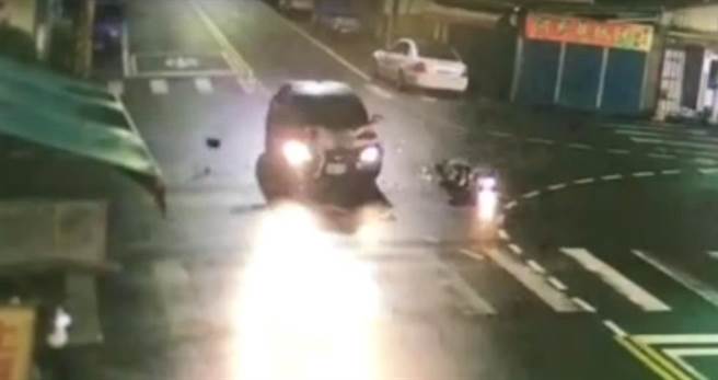 機車過路口和轎車相撞女騎士彈飛掉車蓋捲入車底被拖行5公尺。（民眾提供／吳敏菁彰化傳真）