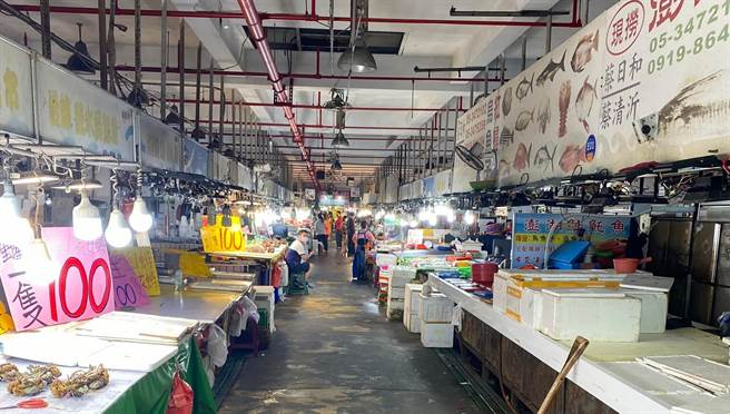 疫情持续升温，嘉义县布袋观光渔市生意饱受衝击，近1个月游客量消失近5成，平常日几乎没客人。（翁亿颕提供∕吕妍庭嘉义传真）