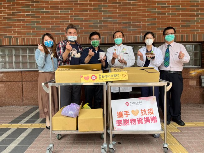 行政院顾问郑宏辉（左三）与医护人员们。（图／取自郑宏辉脸书）