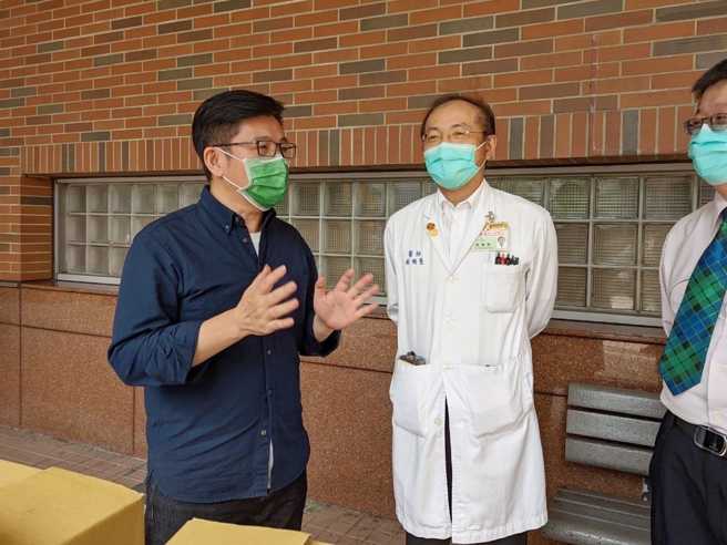 行政院顾问郑宏辉（左）与医护人员。（图／取自郑宏辉脸书）