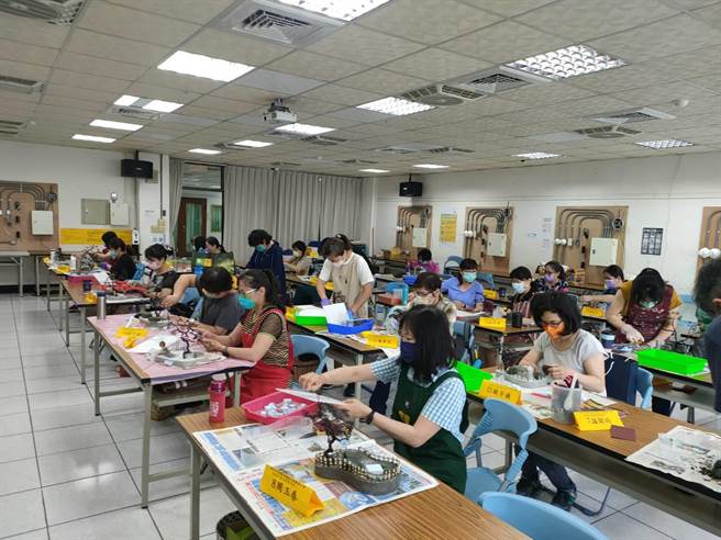 新竹市「園藝仿真造景製作班第01期」，26位學員經過42小時的學習後，近日結業。（陳育賢攝）