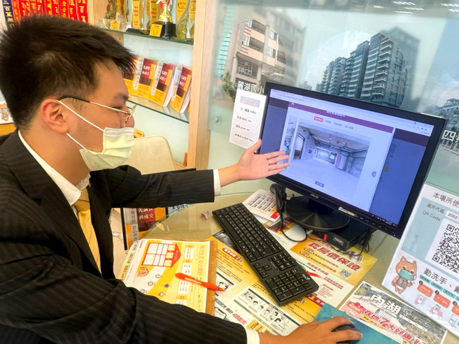 永慶房屋羅傑經紀人，為屋主仔細分析周遭房市行情進行精準估價、提供完整房市資訊，也間接破除了黑心仲介坑騙屋主的手法！(圖/永慶房屋提供)